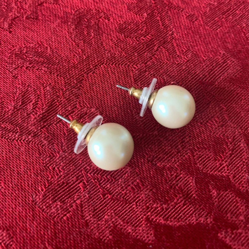 Faux Pearl stud earrings. EUC